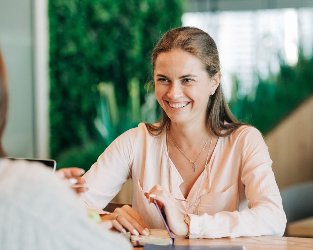Une conseillère en orientation en rencontre avec un adulte